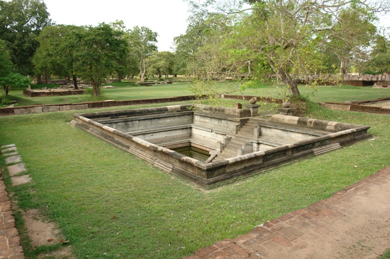      . , - (Anuradhapura monks' pool, Sri-Lanka)